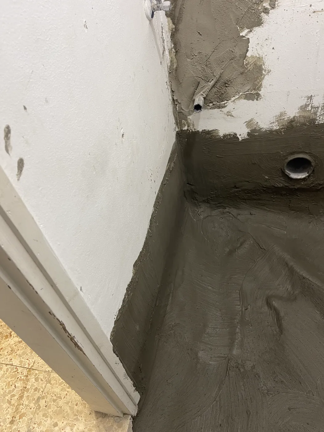 גמר שכבת איטום בחדר רטוב